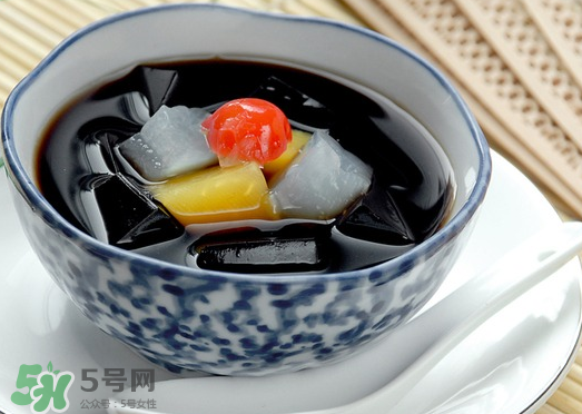 龜苓膏是烏龜做的嗎？龜苓膏是什么做的？