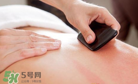 刮痧出現(xiàn)黑紫說明什么？感冒刮痧刮哪個部位