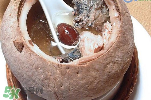 椰子雞里面的耶肉能吃嗎？椰子雞湯底怎麼做