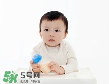 嬰兒吐奶和溢奶的區(qū)別 嬰兒溢奶和吐奶有何不同？