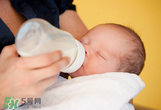 嬰兒吐奶和嘔吐的區(qū)別？怎么判斷嬰兒是吐奶還是嘔吐？