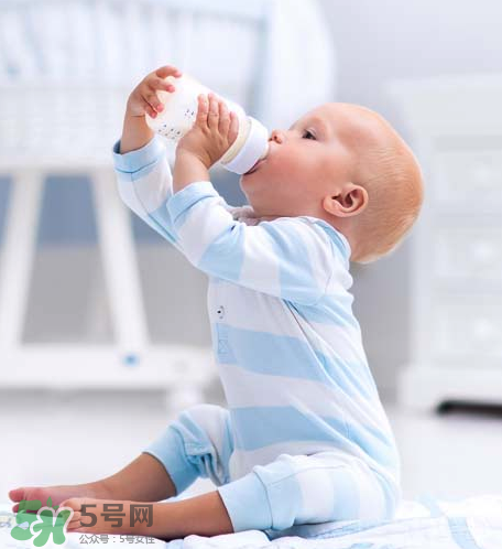 嬰兒吐奶和嘔吐的區(qū)別？怎么判斷嬰兒是吐奶還是嘔吐？