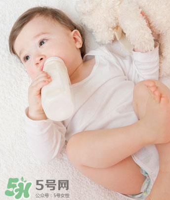 嬰兒吐奶和嘔吐的區(qū)別？怎么判斷嬰兒是吐奶還是嘔吐？