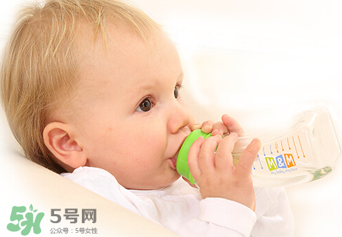 嬰兒吐奶和奶粉有關(guān)系嗎？嬰兒吐奶需要換奶粉嗎？