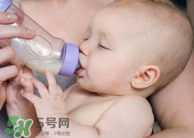 嬰兒吐奶有黃水怎么辦？嬰兒吐奶會吐黃水嗎？