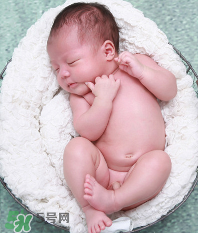 寶寶吐奶和哭有關(guān)系嗎？寶寶哭會(huì)引起吐奶嗎？