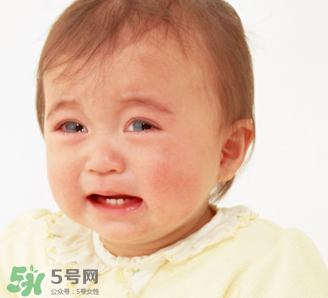 寶寶吐奶和哭有關(guān)系嗎？寶寶哭會(huì)引起吐奶嗎？