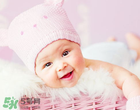 寶寶吐奶和哭有關(guān)系嗎？寶寶哭會(huì)引起吐奶嗎？