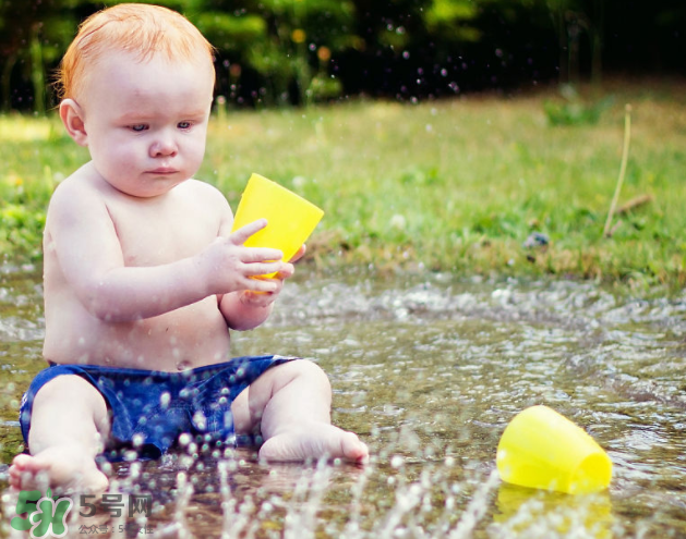 寶寶喜歡玩水怎么辦？寶寶為什么喜歡玩水？