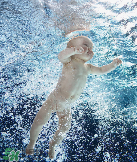 寶寶喜歡玩水怎么辦？寶寶為什么喜歡玩水？