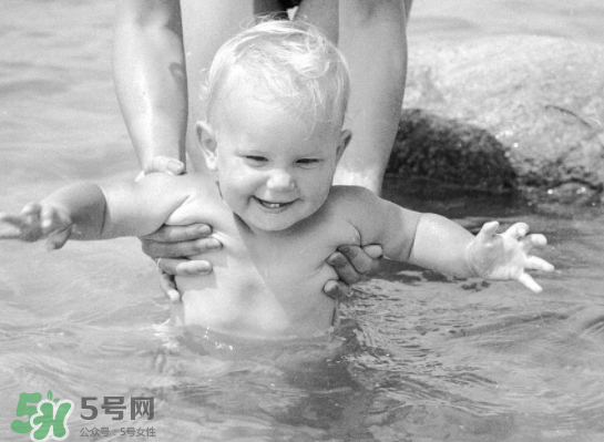 小孩玩水多久合適？小孩多久玩一次水好？