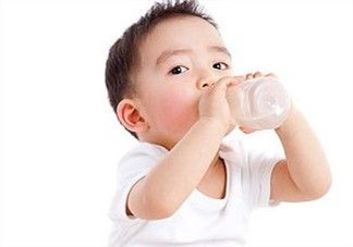 嬰兒吐奶和溢奶的區(qū)別 嬰兒溢奶和吐奶有何不同？