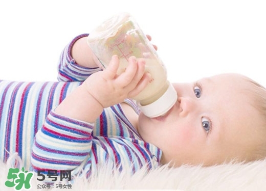 嬰兒吐奶和溢奶的區(qū)別 嬰兒溢奶和吐奶有何不同？