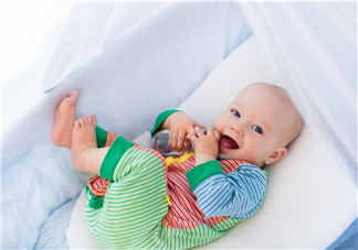 嬰兒吐奶和奶粉有關(guān)系嗎？嬰兒吐奶需要換奶粉嗎？