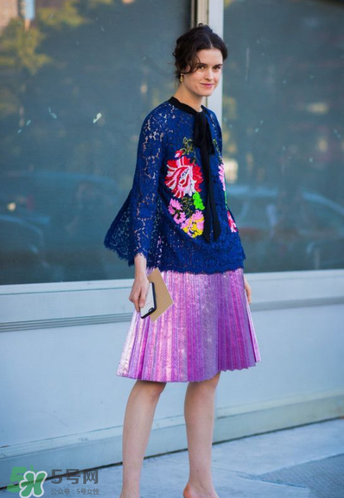 百褶裙怎么搭配好看？百褶裙配什么衣服好看？