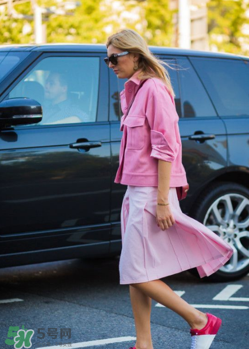 百褶裙怎么搭配好看？百褶裙配什么衣服好看？