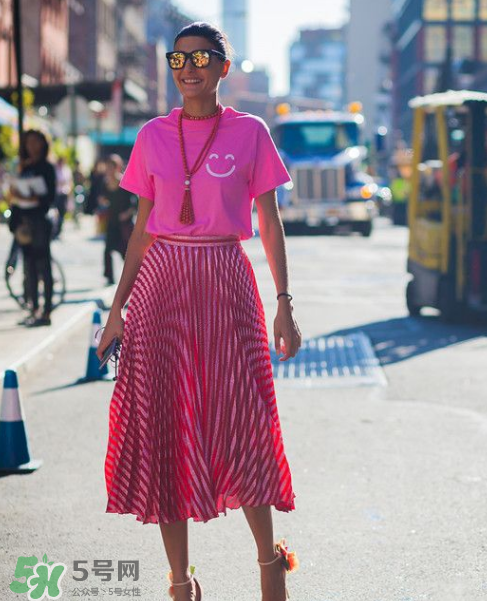 百褶裙怎么搭配好看？百褶裙配什么衣服好看？