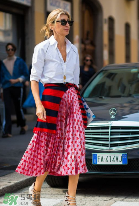 百褶裙怎么搭配好看？百褶裙配什么衣服好看？