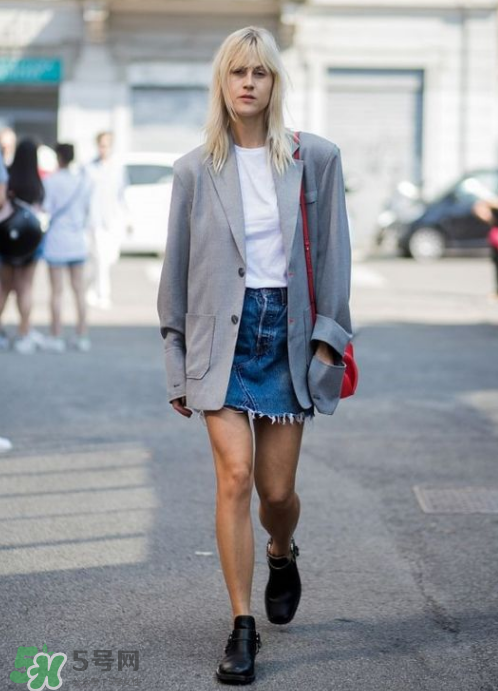 t恤搭配什么裙子好看？t恤怎么搭配裙子好看？