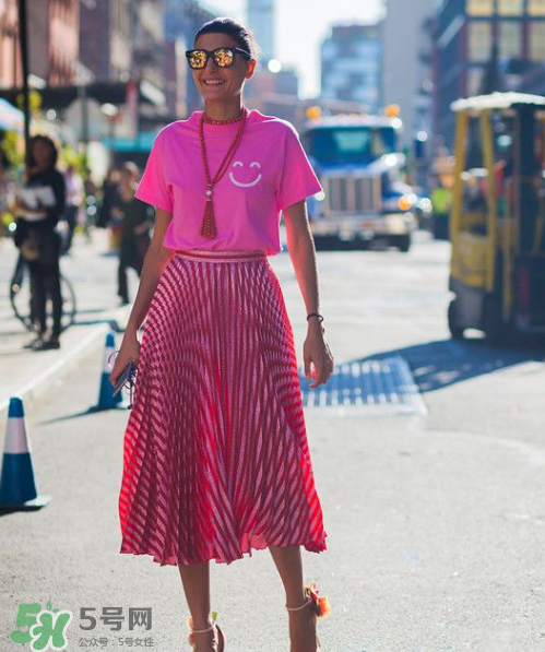 t恤搭配什么裙子好看？t恤怎么搭配裙子好看？