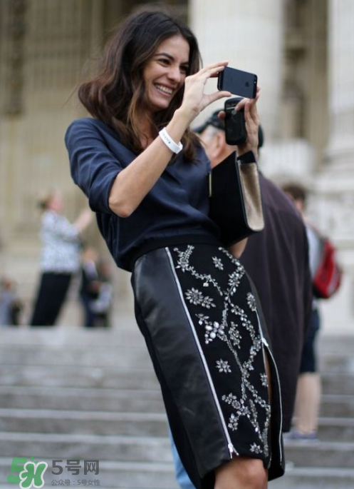 民族風(fēng)裙子配什么上衣？民族風(fēng)裙子怎么搭配上衣？