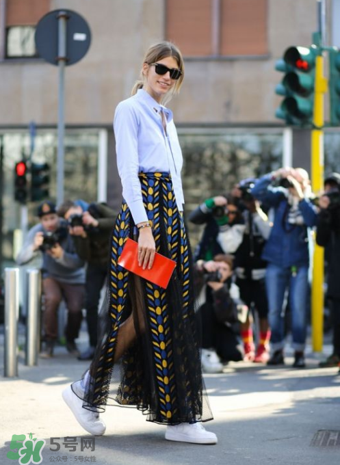 民族風(fēng)裙子配什么上衣？民族風(fēng)裙子怎么搭配上衣？