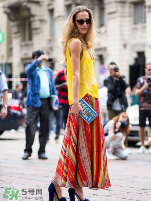 民族風(fēng)裙子配什么上衣？民族風(fēng)裙子怎么搭配上衣？