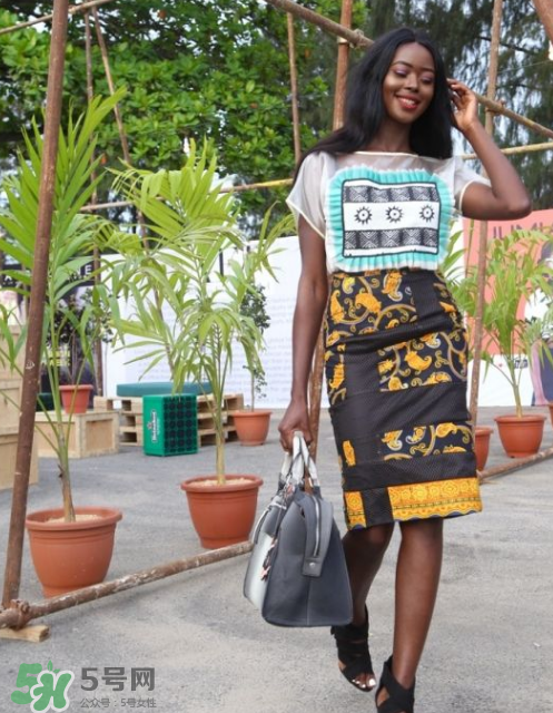 民族風(fēng)裙子配什么上衣？民族風(fēng)裙子怎么搭配上衣？