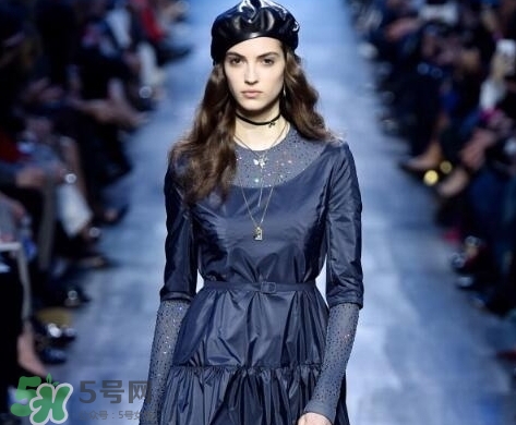 迪奧2017秋冬系列服裝_海軍藍(lán)引領(lǐng)時尚新趨勢 迪奧2017秋冬系列服裝_海軍藍(lán)引領(lǐng)時尚新趨勢