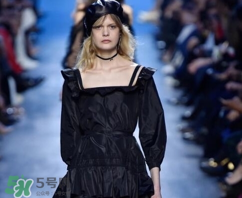 迪奧2017秋冬系列服裝_海軍藍(lán)引領(lǐng)時尚新趨勢 迪奧2017秋冬系列服裝_海軍藍(lán)引領(lǐng)時尚新趨勢