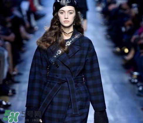 迪奧2017秋冬系列服裝_海軍藍(lán)引領(lǐng)時尚新趨勢 迪奧2017秋冬系列服裝_海軍藍(lán)引領(lǐng)時尚新趨勢