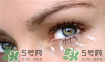 白天可以用眼霜嗎?白天用眼霜會(huì)怎么樣? 白天可以用眼霜嗎?白天用眼霜會(huì)怎么樣?