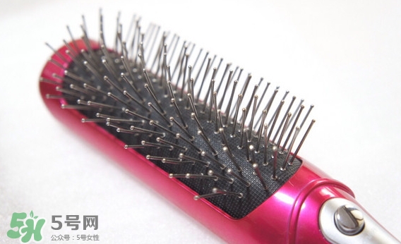 小泉成器音波電動梳怎么用？小泉成器音波震動梳子使用方法