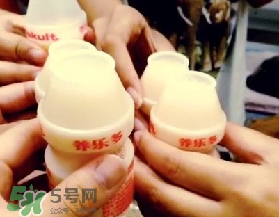 養(yǎng)樂(lè)多為什么沒(méi)有吸管？養(yǎng)樂(lè)多為什么那么貴