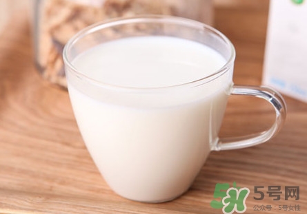 做酸奶用鮮奶好還是純牛奶好？純牛奶和鮮牛奶的區(qū)別
