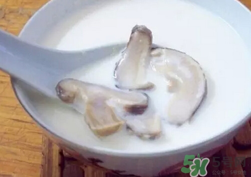 牛奶燉香菇可以治鼻炎嗎？牛奶燉香菇吃了有什么作用？