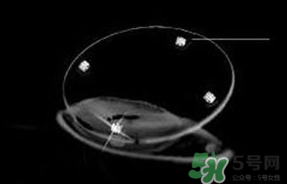 隱形眼鏡干了怎么辦？隱形眼鏡可以用礦泉水泡嗎