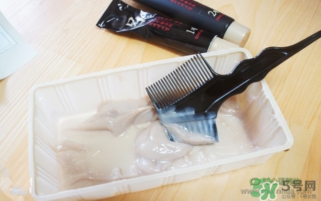 呂染發(fā)膏染發(fā)劑使用方法 呂染發(fā)膏使用方法圖解 呂染發(fā)膏染發(fā)劑使用方法 呂染發(fā)膏使用方法圖解