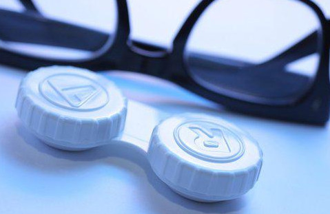 中午睡覺戴隱形眼鏡好嗎？戴隱形眼鏡注意事項(xiàng)