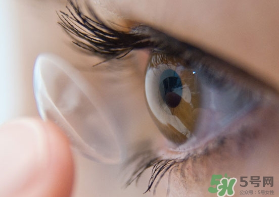 隱形眼鏡干了怎么辦？隱形眼鏡可以用礦泉水泡嗎