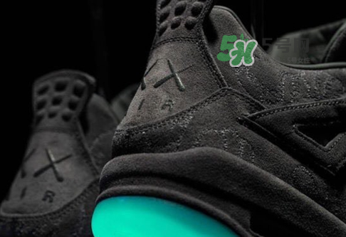 kaws與air jordan 4聯(lián)名黑色版本多少錢？aj4純黑限定發(fā)售價(jià)格