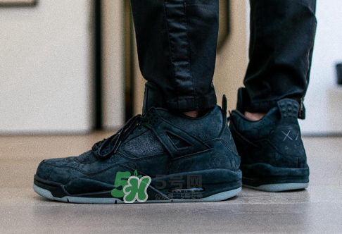 kaws與air jordan 4聯(lián)名黑色版本多少錢？aj4純黑限定發(fā)售價(jià)格