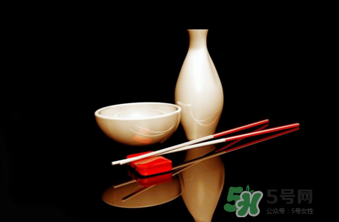 三伏天可以喝白酒嗎？三伏天喝白酒好還是啤酒？