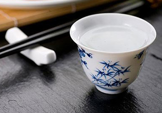 三伏天可以喝白酒嗎？三伏天喝白酒好還是啤酒？