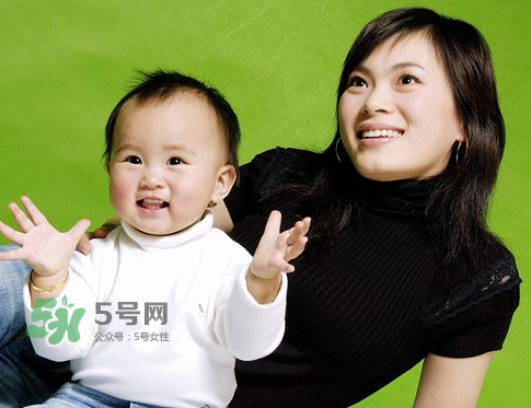 低齡寶寶家庭親子游戲介紹 適合低齡寶寶的親子游戲有哪些？