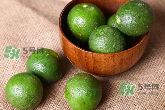 青檸檬泡完水皮怎么變顏色了？青檸檬怎么腌制好
