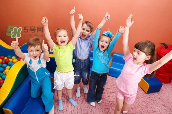 低齡寶寶家庭親子游戲介紹 適合低齡寶寶的親子游戲有哪些？