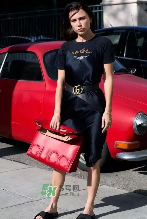 吊帶裙配什么上衣？吊帶裙搭配什么上衣好看？