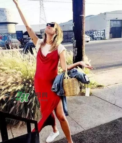 吊帶裙配什么上衣？吊帶裙搭配什么上衣好看？