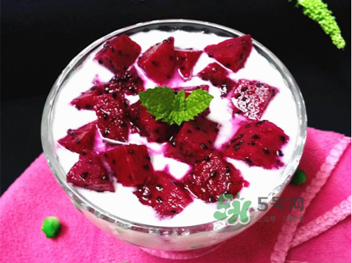 紅心火龍果能和酸奶一起吃嗎？紅心火龍果和酸奶榨汁好嗎？